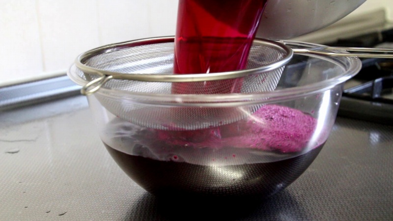 赤紫蘇レモンジュースの作り方12_ザルで濾す