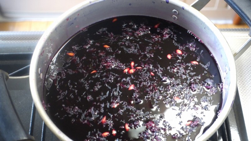 赤紫蘇レモンジュースの作り方11_レモンの絞り汁を加えた状態