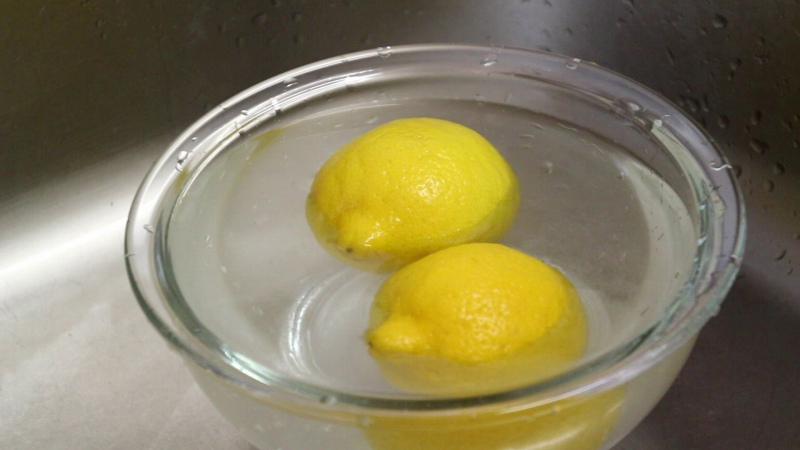 赤紫蘇レモンジュースの作り方1_レモンを浸す