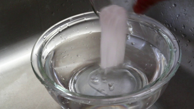 赤紫蘇レモンジュースの作り方1_重曹を水に溶かす