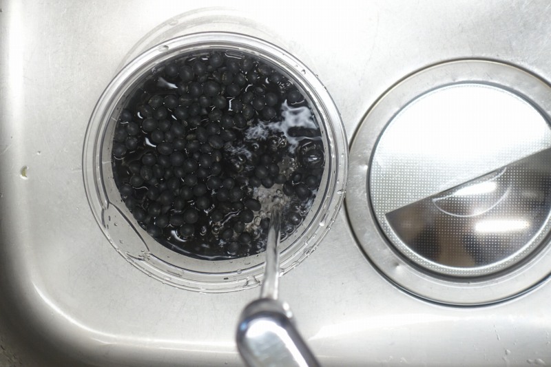 電気圧力鍋で黒豆煮の作り方1-1_黒豆を洗う