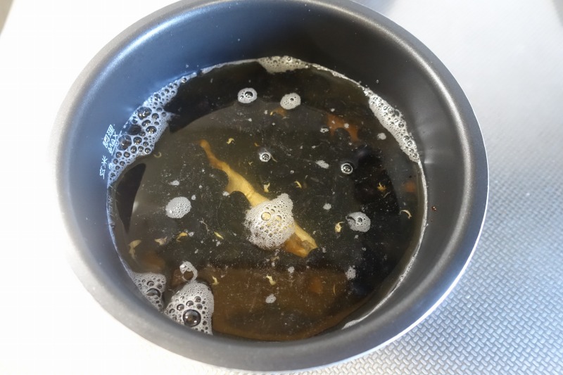 電気圧力鍋で黒豆煮の作り方4-2_釘を中に押し込む
