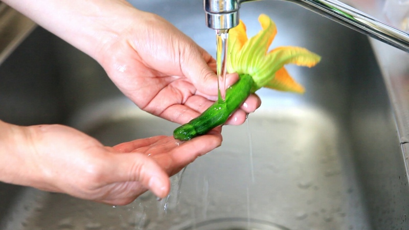 花ズッキーニのフリットの作り方1_水洗い