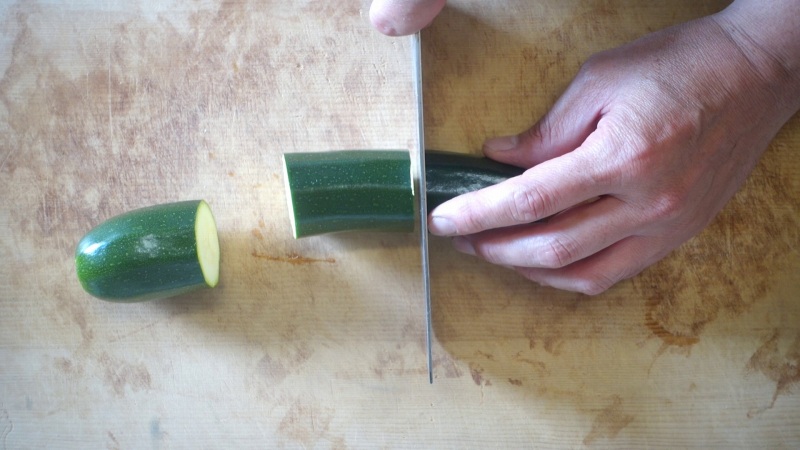ズッキーニのごま和えの作り方2-1_5cmに切る