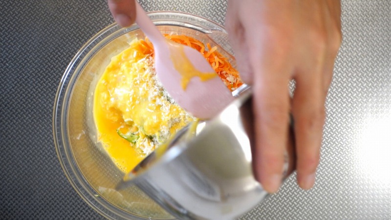 ズッキーニのクーゲルの作り方2-2_溶き卵を加える