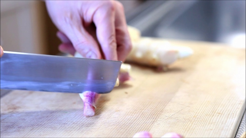新生姜でピンク色のジンジャーシロップの作り方3_赤い部分を切る
