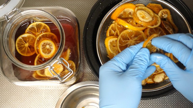 炊飯器で作るレモンシロップの作り方8_1枚1枚、種を取り除く