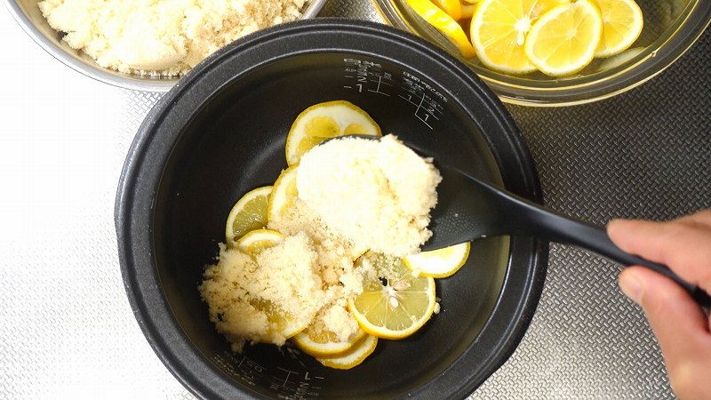 炊飯器で作るレモンシロップの作り方3_次に砂糖