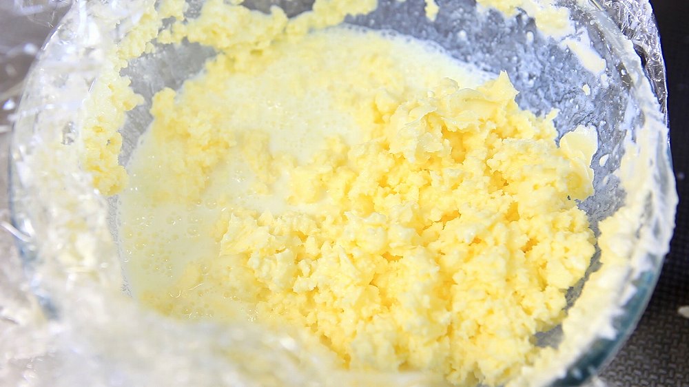 発酵バターの作り方6-3_バターミルクとバター