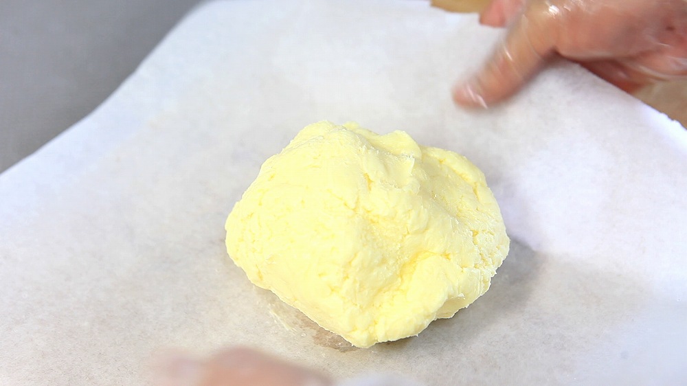 発酵バターの作り方12-1_クッキングペーパーで包む