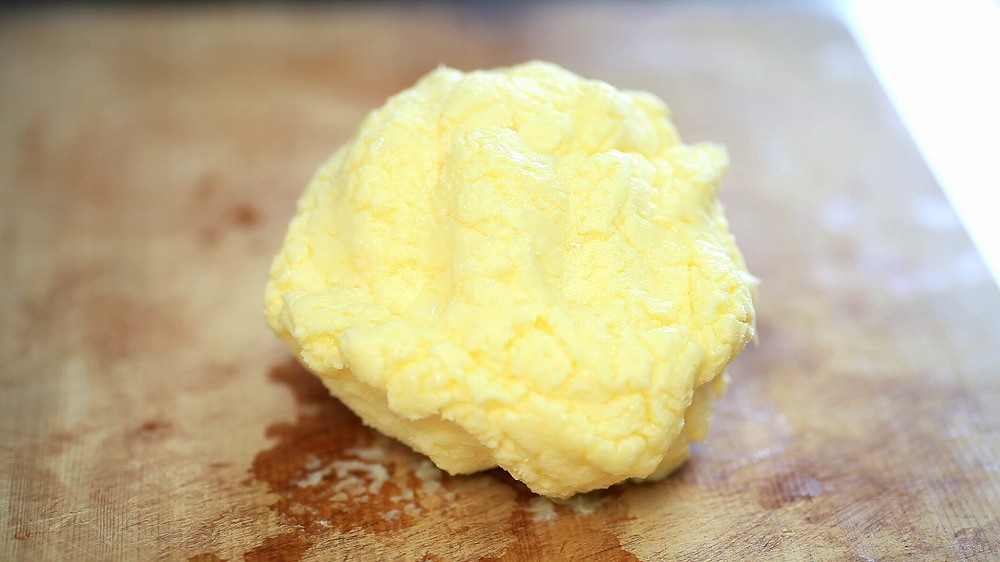 発酵バターの作り方11-1_洗ったバター