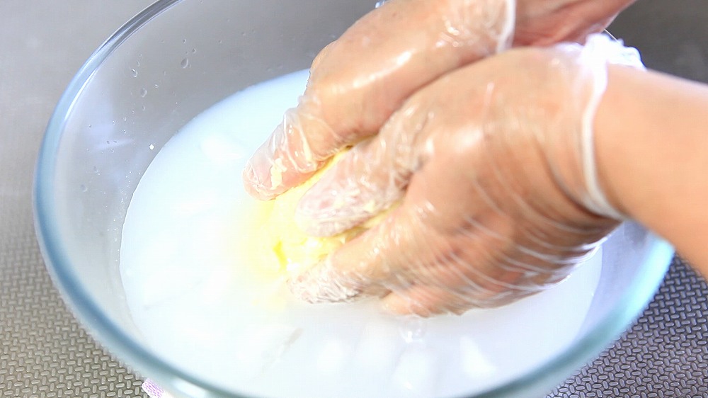 発酵バターの作り方9-3_氷水でバターを洗う