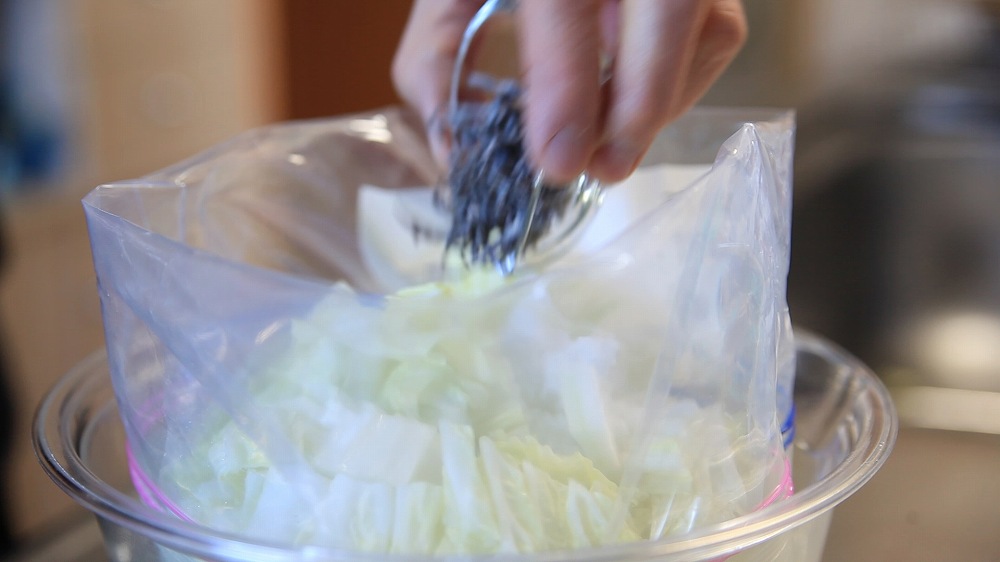 白菜の即席漬けの作り方4_塩昆布