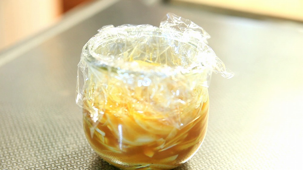 玉ねぎのカレーピクルスの作り方5_液に浸った状態