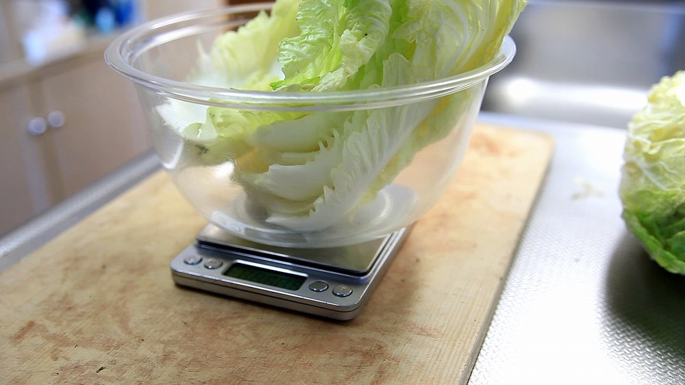 白菜の即席漬けの作り方2_白菜を計量