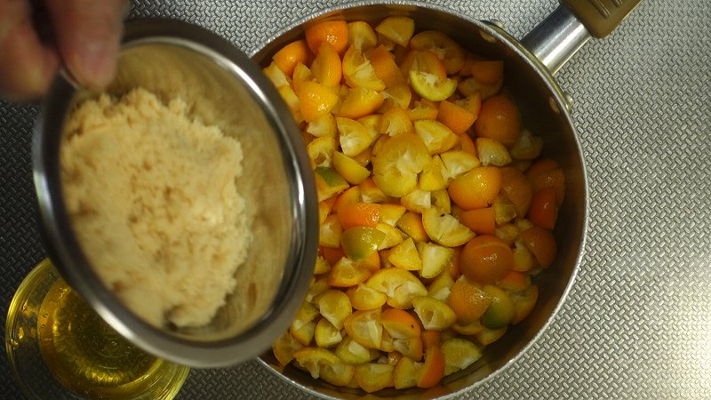 金柑ジャムの作り方5-1_鍋で砂糖をまぶす