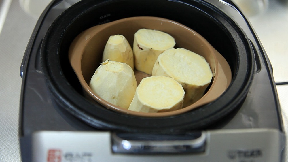 【蜜芋キャラメリゼ】極上の冷やし焼き芋の作り方4-5_炊飯器にセット
