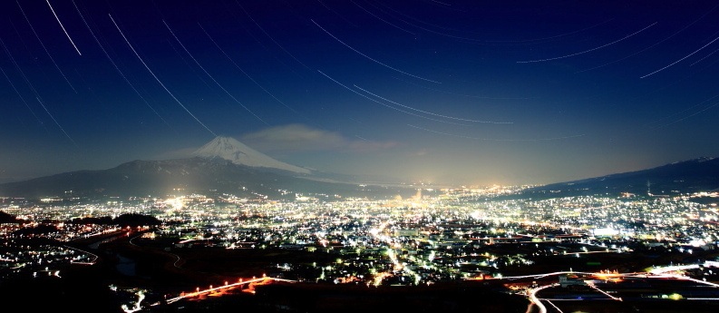 月の輝く夜に日守山ナイトハイクで夜景富士